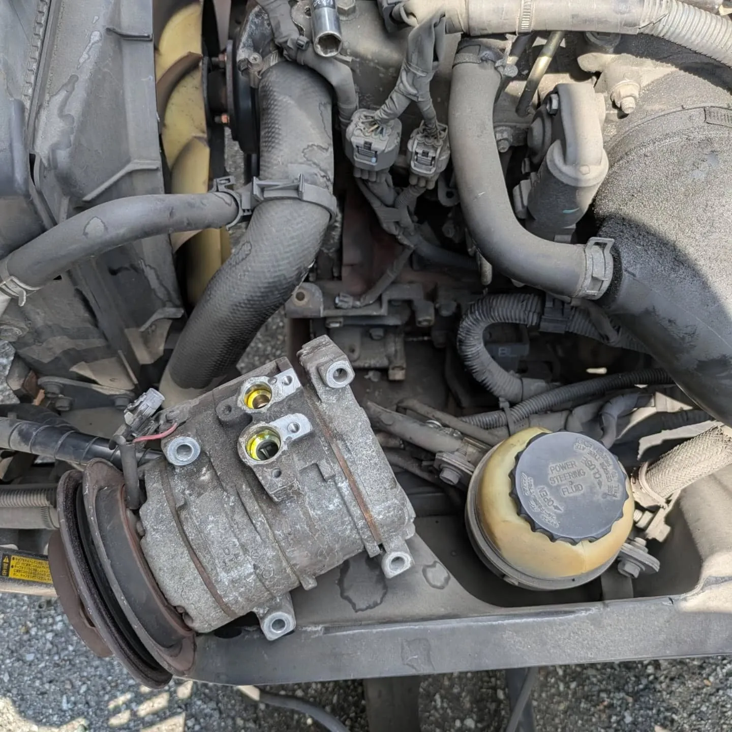 当店所有の積載車（トヨエース）のエアコン修理をしました🔧　猛...