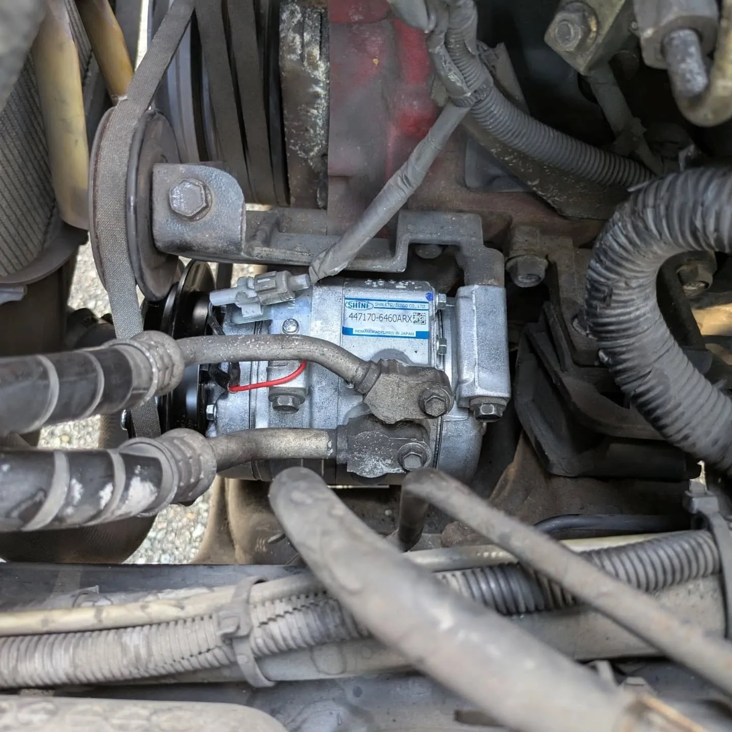 当店所有の積載車（トヨエース）のエアコン修理をしました🔧　猛...