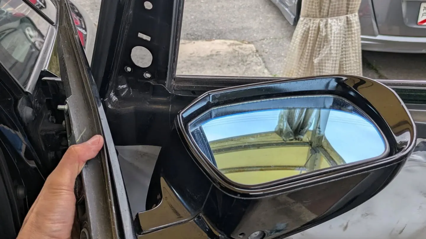 ホンダ・エリシオンの電動格納ドアミラーの修理風景です🌴