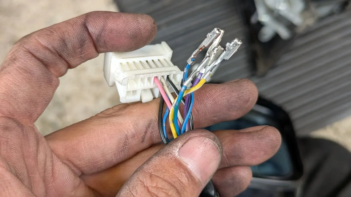 ホンダ・エリシオンの電動格納ドアミラーの修理風景です🌴