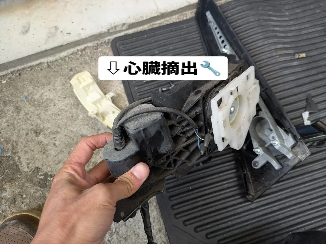 ホンダ・エリシオンの電動格納ドアミラーの修理風景です🌴