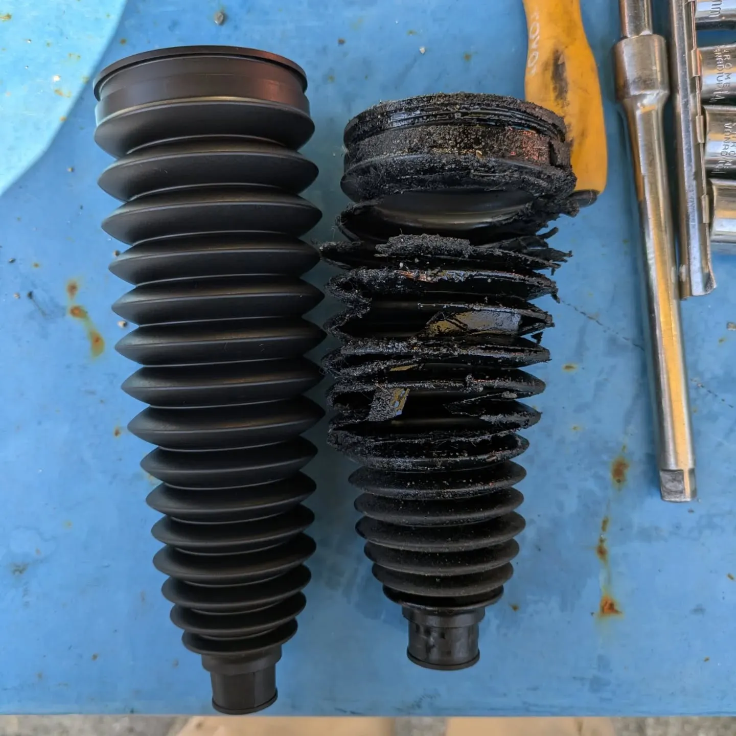 トヨタ・セリカのステアリングラックブーツの交換風景🌴