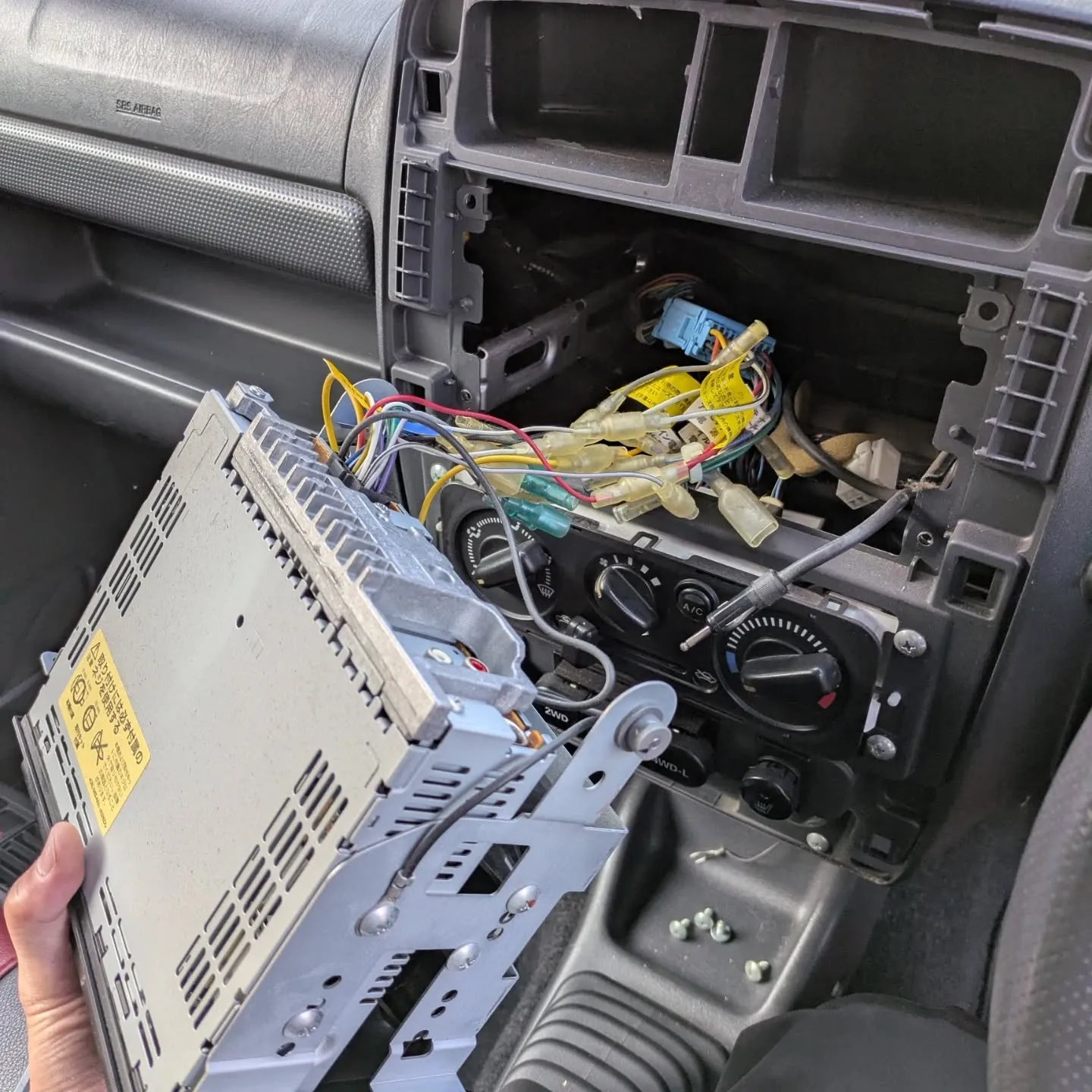 在庫車両のジムニーJB23Wのオーディオ交換作業🏝