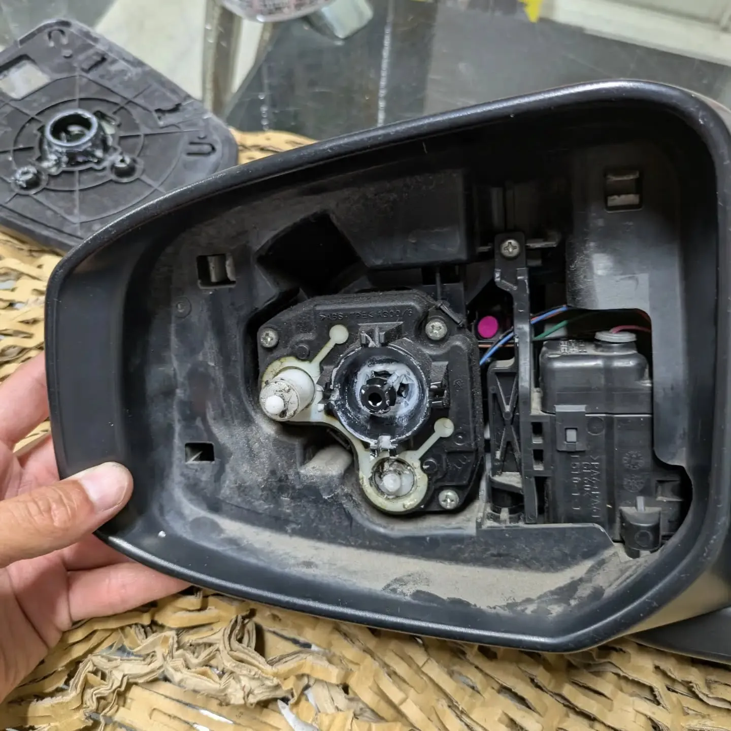 全く動かなくなった電動ドアミラーを分解修理していきます🔧