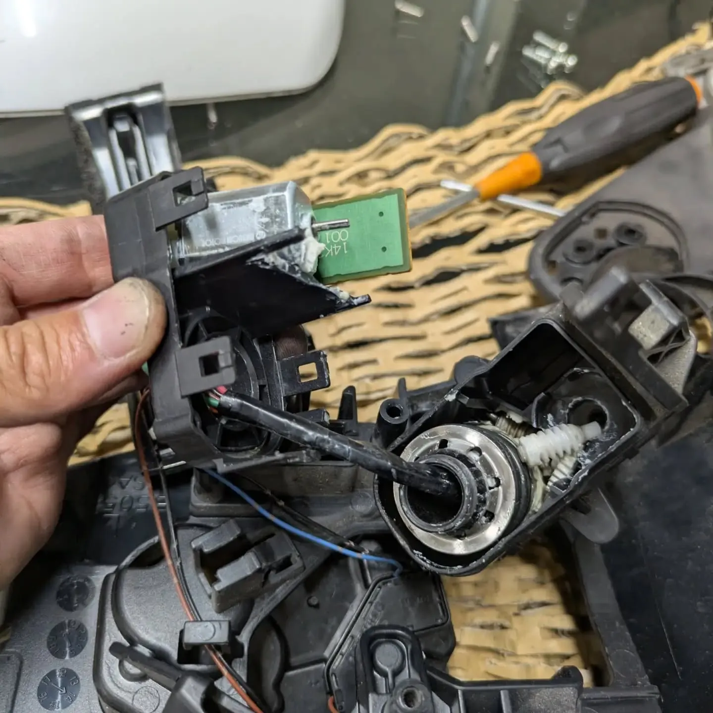 全く動かなくなった電動ドアミラーを分解修理していきます🔧