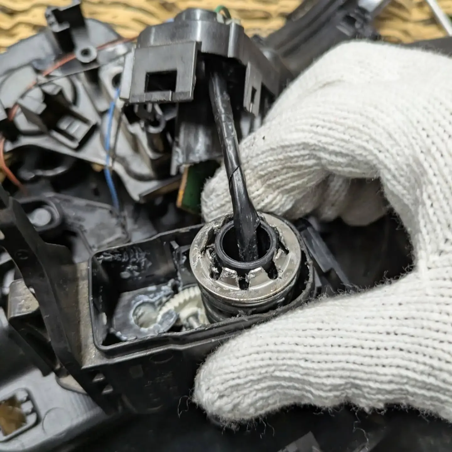 全く動かなくなった電動ドアミラーを分解修理していきます🔧
