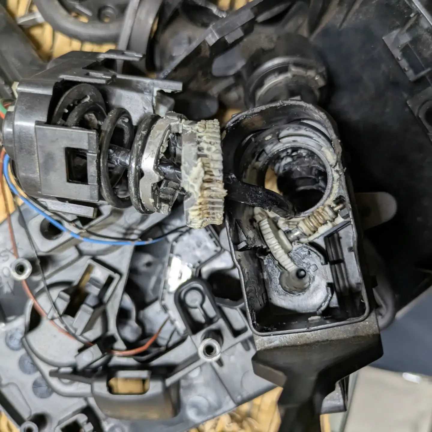 全く動かなくなった電動ドアミラーを分解修理していきます🔧