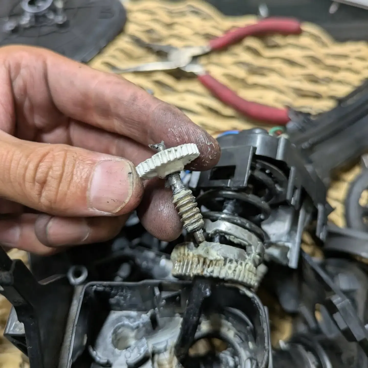 全く動かなくなった電動ドアミラーを分解修理していきます🔧