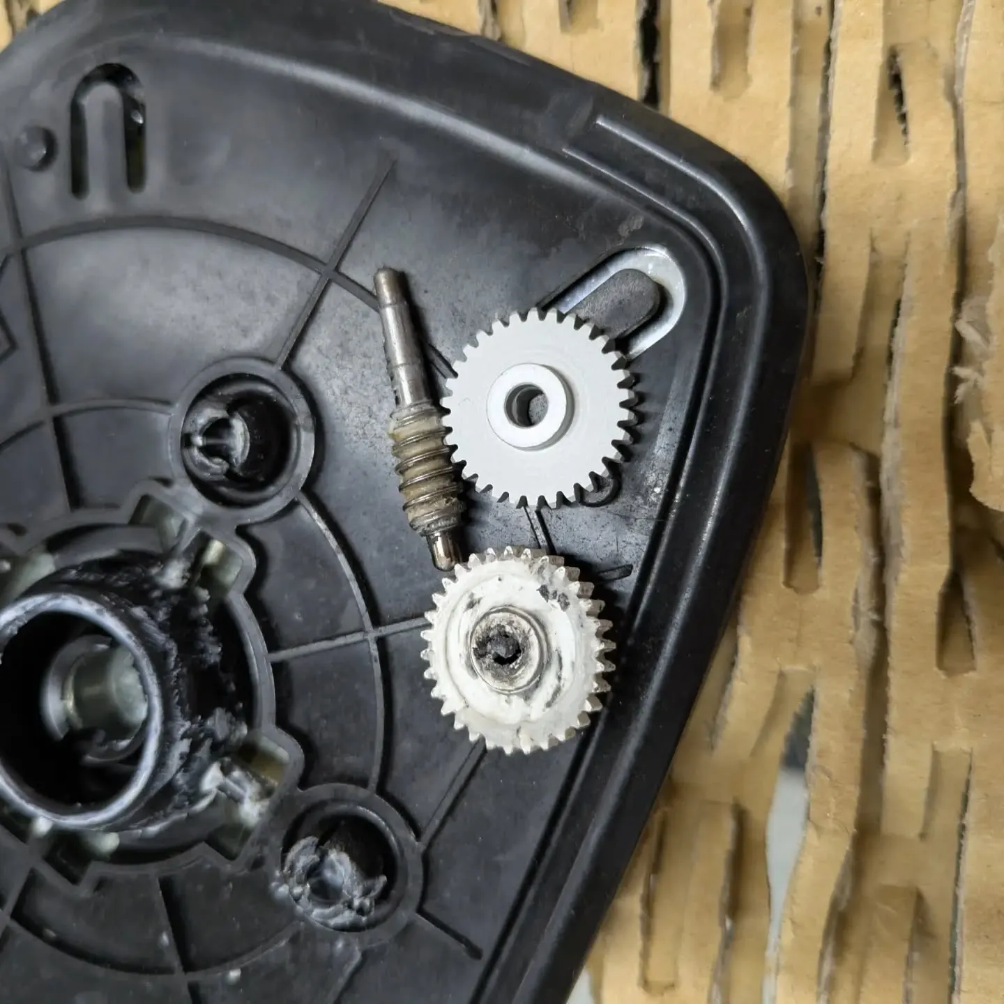 全く動かなくなった電動ドアミラーを分解修理していきます🔧